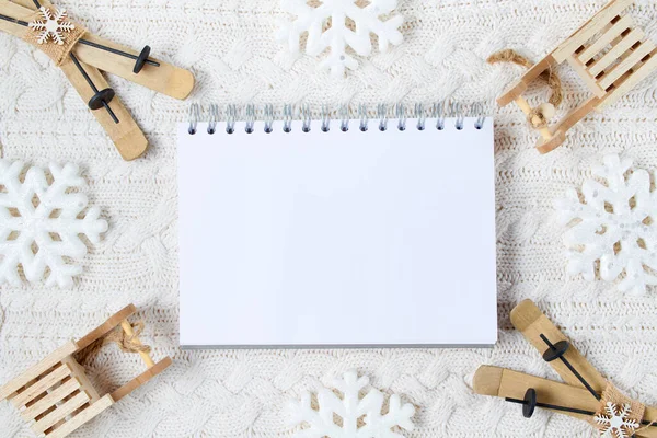 Piatto Invernale Giaceva Con Fiocchi Neve Notebook Slitte Sci Sfondo — Foto Stock