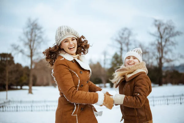 Happy Modern Mother Daughter Knitted Hats Sheepskin Coats Mittens Knitted — Stock Photo, Image