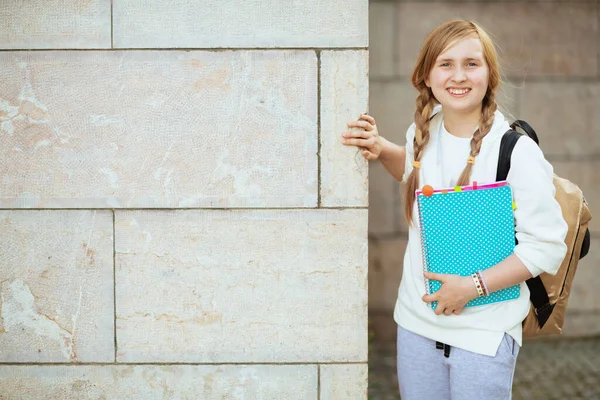Portrait Smiling Modern Girl White Sweatshirt Workbook Backpack Wall Outdoors - Stock-foto