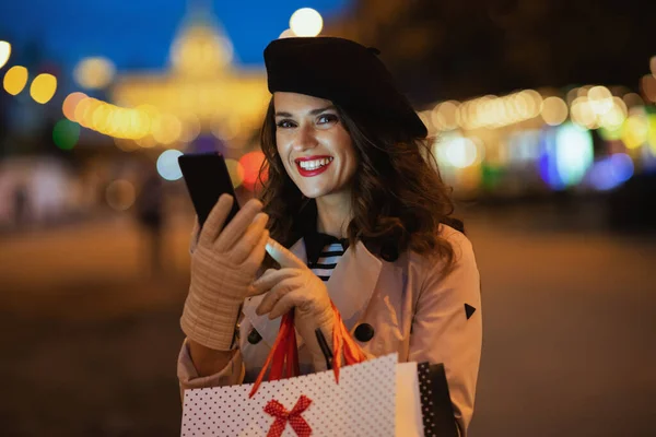 Hello Autumn Smiling Elegant Woman Beige Trench Coat Shopping Bags — Stockfoto
