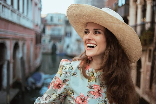 Sonriente Mujer Viajera Moda Vestido Floral Con Sombrero Que Tiene — Foto de Stock