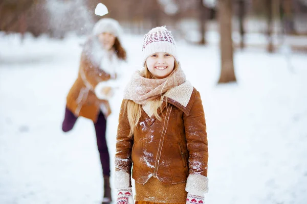 Happy Modern Mother Child Knitted Hats Sheepskin Coats City Park — Foto Stock