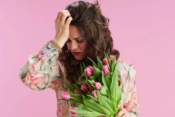Напружена Молода Жінка Квітковій Сукні Букетом Тюльпанів Ізольована Рожевому Фоні — стокове фото