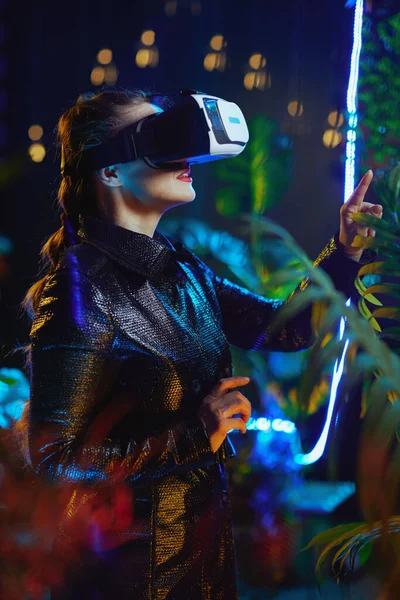 Modern Female Virtual Reality Headset Exploring — Stockfoto