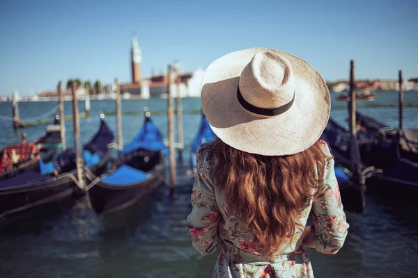 Seen Stylish Solo Traveller Woman Floral Dress Hat Embankment Venice — Φωτογραφία Αρχείου