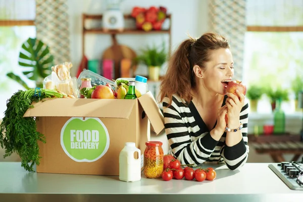 Food Delivery Smiling Modern Woman Food Box Apple Kitchen — Foto de Stock