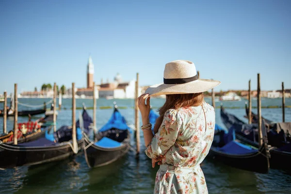 Seen Stylish Solo Traveller Woman Floral Dress Hat Embankment Venice — Stok fotoğraf