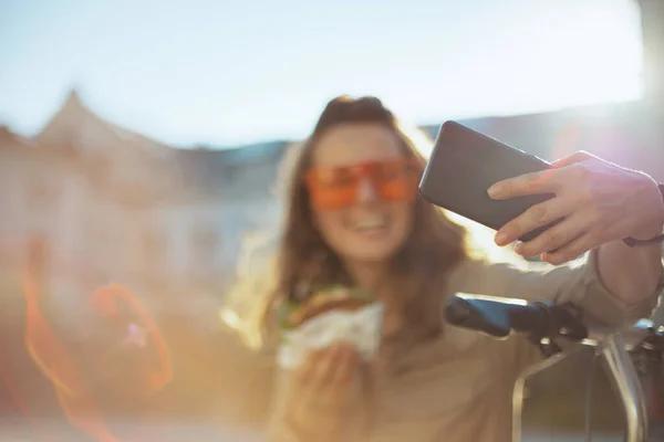 Closeup Smiling Woman Sunglasses Overall Scooter Sandwich Smartphone Taking Selfie — Φωτογραφία Αρχείου