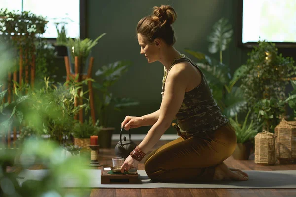 Stylish Middle Aged Housewife Tea Modern Green Living Room — 图库照片