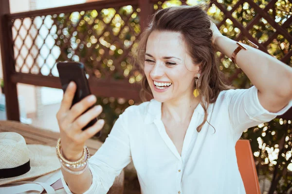 Happy Trendy Female White Shirt Video Chatting Smartphone Terrace Guest — ストック写真