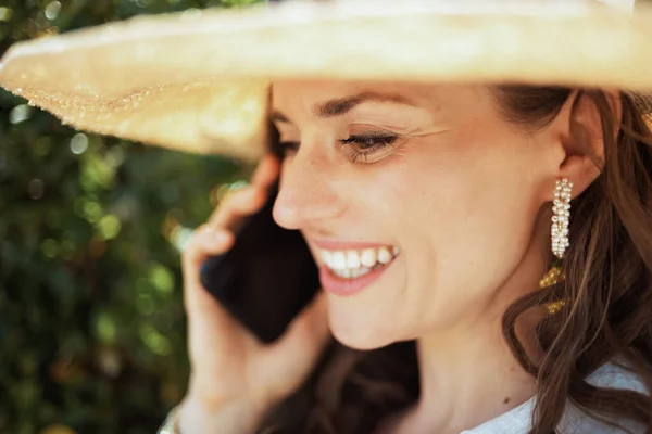 Happy Modern Middle Aged Woman White Shirt Hat Using Smartphone — Stockfoto