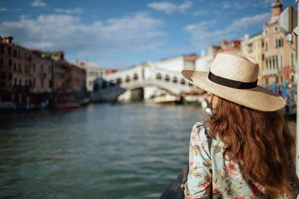 Seen Stylish Traveller Woman Floral Dress Hat Embankment Rialto Bridge — Fotografia de Stock