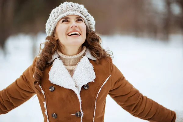 Sonriendo Elegante Años Edad Mujer Fuera Parque Ciudad Invierno Sombrero — Foto de Stock
