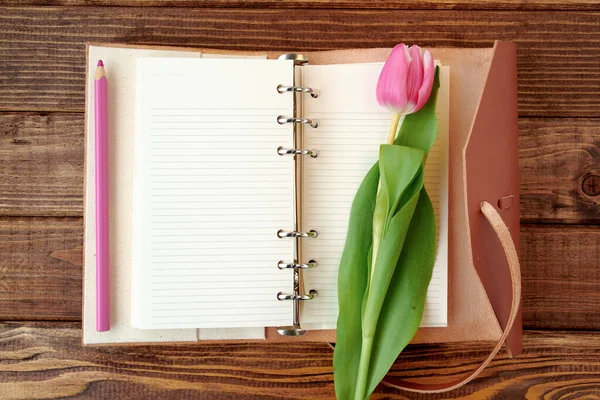 Federlage Mit Tulpe Stift Und Notizbuch Auf Holz — Stockfoto