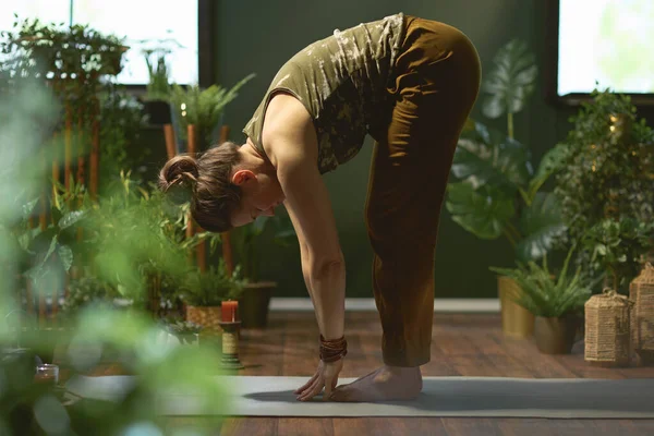 Femme Moderne Dans Maison Verte Moderne Faisant Yoga — Photo