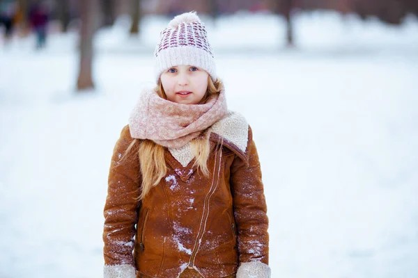 Stylish Girl City Park Winter Knitted Hat Sheepskin Coat — Foto Stock