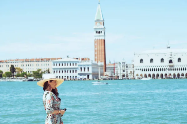 Çiçekli Elbiseli Güneş Gözlüklü Şapkalı San Giorgio Maggiore Adasında Yürüyüş — Stok fotoğraf