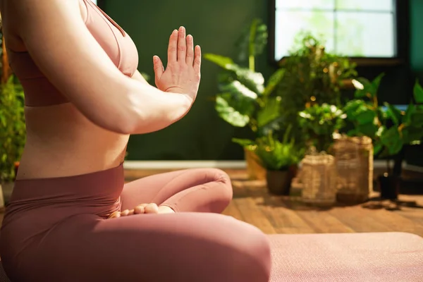 Primer Plano Mujer Sala Estar Verde Haciendo Yoga —  Fotos de Stock