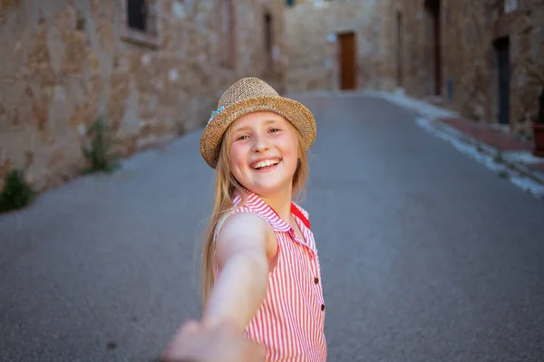 Podróż Włoszech Uśmiechnięta Nowoczesna Dziewczyna Słomkowym Kapeluszu Zwiedzanie Matką San — Zdjęcie stockowe