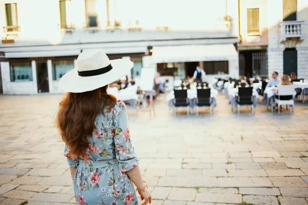 Seen Elegant Middle Aged Traveller Woman Floral Dress Hat Sightseeing — Fotografia de Stock