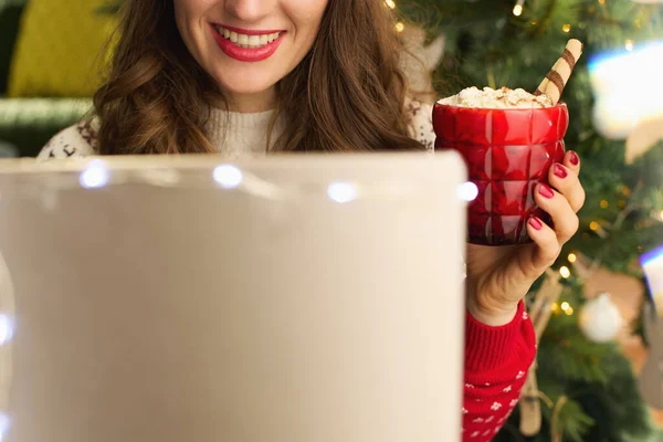 Kersttijd Gelukkig Trendy Vrouw Met Feestelijke Warme Chocoladecocktail Kopen Internet — Stockfoto