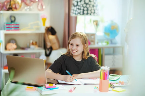 Sonriente Chica Moderna Camisa Gris Con Portátil Cuaderno Ejercicios Aprendizaje —  Fotos de Stock