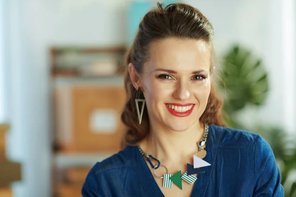 Retrato Feliz Elegante Años Edad Dueño Una Pequeña Empresa Mujer —  Fotos de Stock