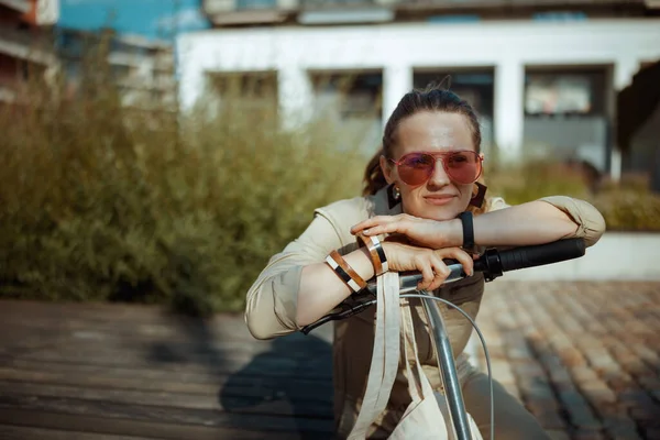 Jovem Pensativo Óculos Sol Geral Com Sacola Scooter Sentado Livre — Fotografia de Stock