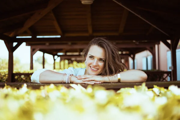 Счастливая Элегантная Женщина Средних Лет Белой Рубашке Ранчо — стоковое фото