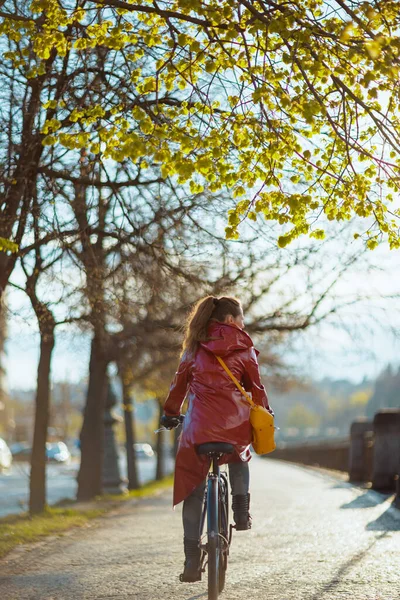 Вижу Сзади Женщину Красном Дождевом Плаще Улице Городе Велосипеде — стоковое фото