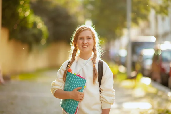 Portrait Smiling Trendy Pupil White Sweatshirt Workbook Backpack Outdoors City — Φωτογραφία Αρχείου