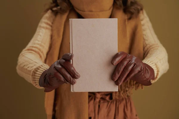 Hello Autumn Closeup Middle Aged Woman Book Leather Gloves Bronze — Φωτογραφία Αρχείου