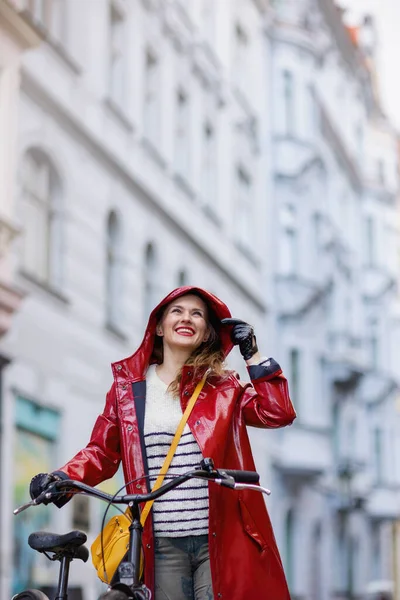 Sorrindo Elegante Anos Idade Mulher Capa Chuva Vermelha Com Bicicleta — Fotografia de Stock