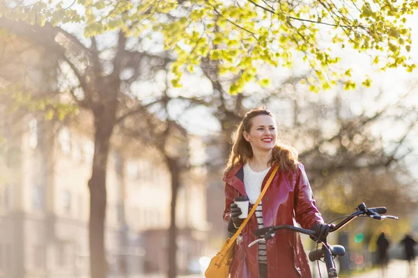 Mulher Elegante Feliz Capa Chuva Vermelha Com Bicicleta Xícara Café — Fotografia de Stock