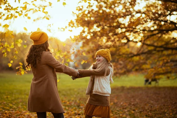 Hello Autumn Happy Modern Mother Daughter Orange Hats City Park - Stock-foto