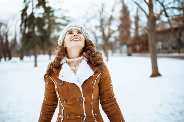 Happy Stylish Female City Park Winter Knitted Hat Sheepskin Coat — Stockfoto