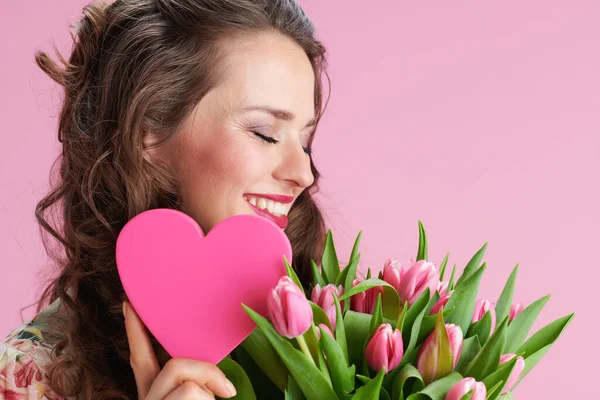 Mujer Joven Feliz Vestido Floral Con Ramo Tulipanes Corazón Rosa — Foto de Stock