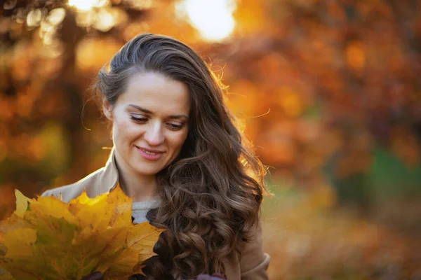 Привет Сентябрь Счастливая Элегантная Женщина Средних Лет Бежевом Пальто Осенью — стоковое фото