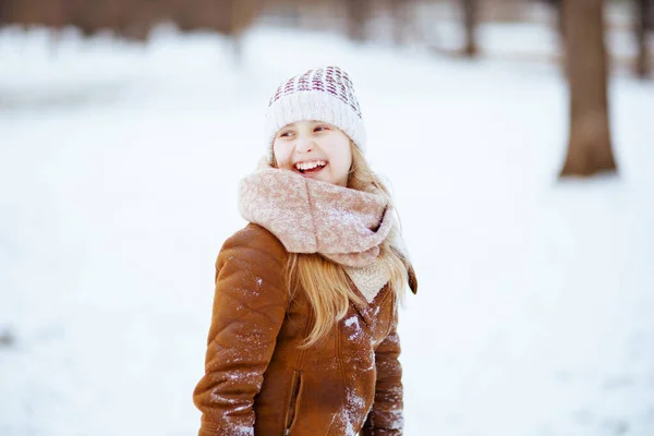 Smiling Modern Girl City Park Winter Knitted Hat Sheepskin Coat — Fotografia de Stock