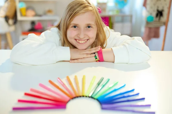 Criança Moderna Feliz Com Arco Íris Camisola Branca Casa Dia — Fotografia de Stock