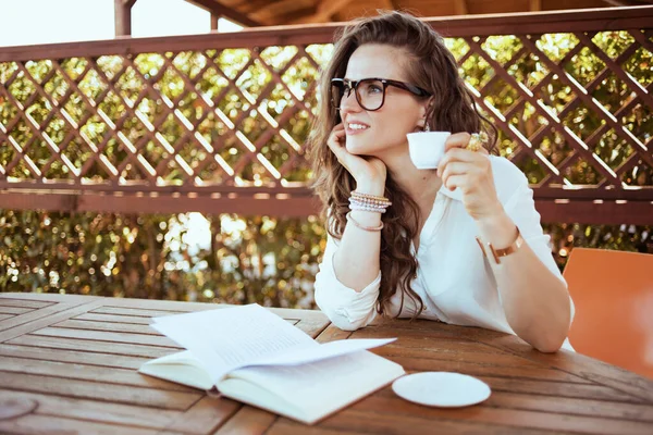 Zamyšlený Let Žena Domácnosti Bílé Košili Brýlemi Pití Kávy Čtení — Stock fotografie