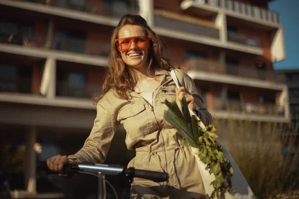 Счастливая Современная Женщина Солнцезащитных Очках Сумкой Скутером Фоне Жилых Домов — стоковое фото