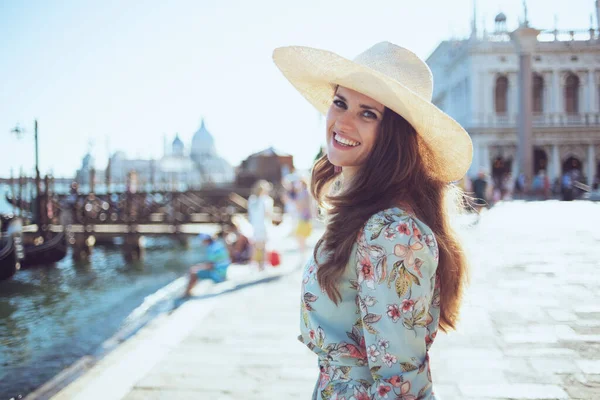Portrait Smiling Elegant Solo Traveller Woman Floral Dress Hat Having — Stok fotoğraf