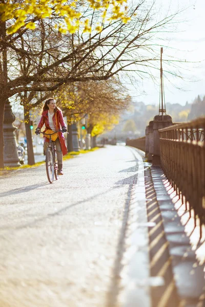 Mulher Moderna Casaco Chuva Vermelho Fora Cidade Rua Andar Bicicleta — Fotografia de Stock