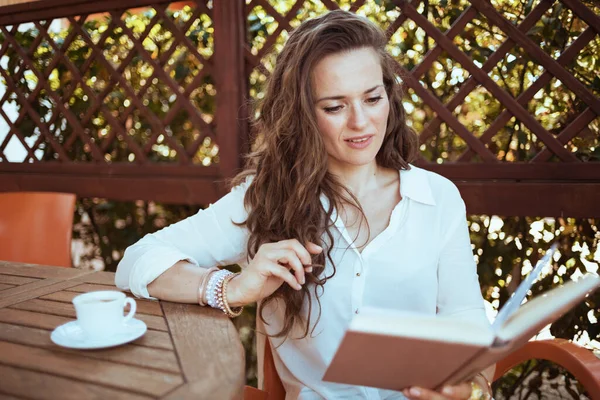 Entspannte Junge Hausfrau Weißen Hemd Mit Tasse Kaffee Sitzt Tisch — Stockfoto