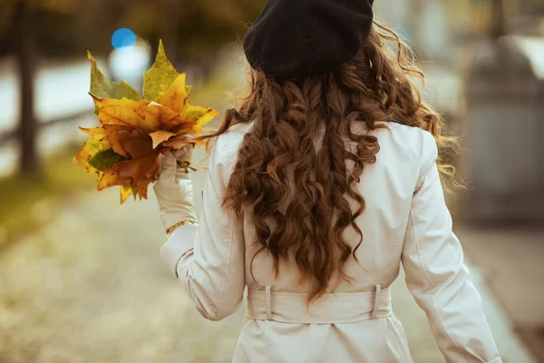 Привет Сентябрь Сзади Женщина Средних Лет Бежевом Плаще Осенью Жёлтыми — стоковое фото
