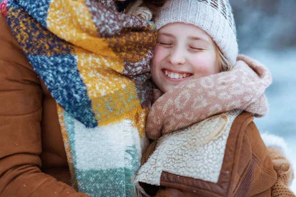 Smiling Stylish Mother Child Hats Sheepskin Coats City Park Winter — Stock fotografie