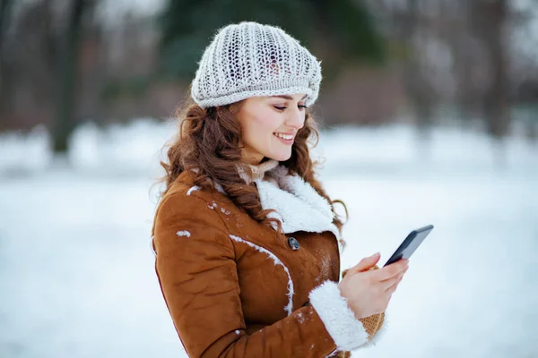 Felice Elegante Anni Donna Fuori Nel Parco Della Città Inverno — Foto Stock