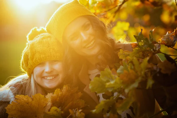 Привет Сентябрь Счастливая Современная Мать Ребенок Оранжевых Шляпах Осенью Желтые — стоковое фото