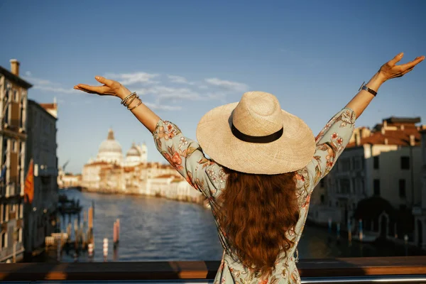 Сзади Стильная Женщина Путешественница Цветочном Платье Шляпе Мосту Академии Венеции — стоковое фото